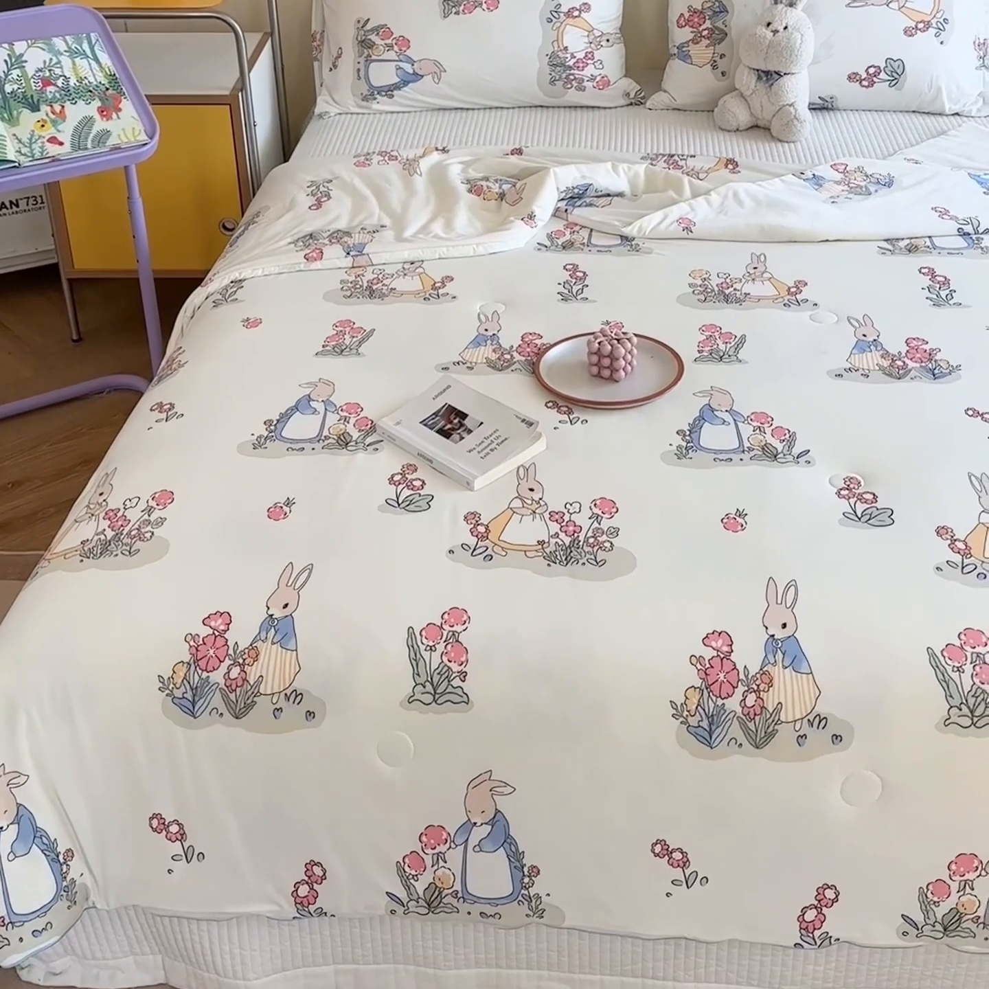 91家纺网 家纺一手货源 找家纺 麦伦家居 2025新款云柔针织棉大豆夏凉被 花丛小兔