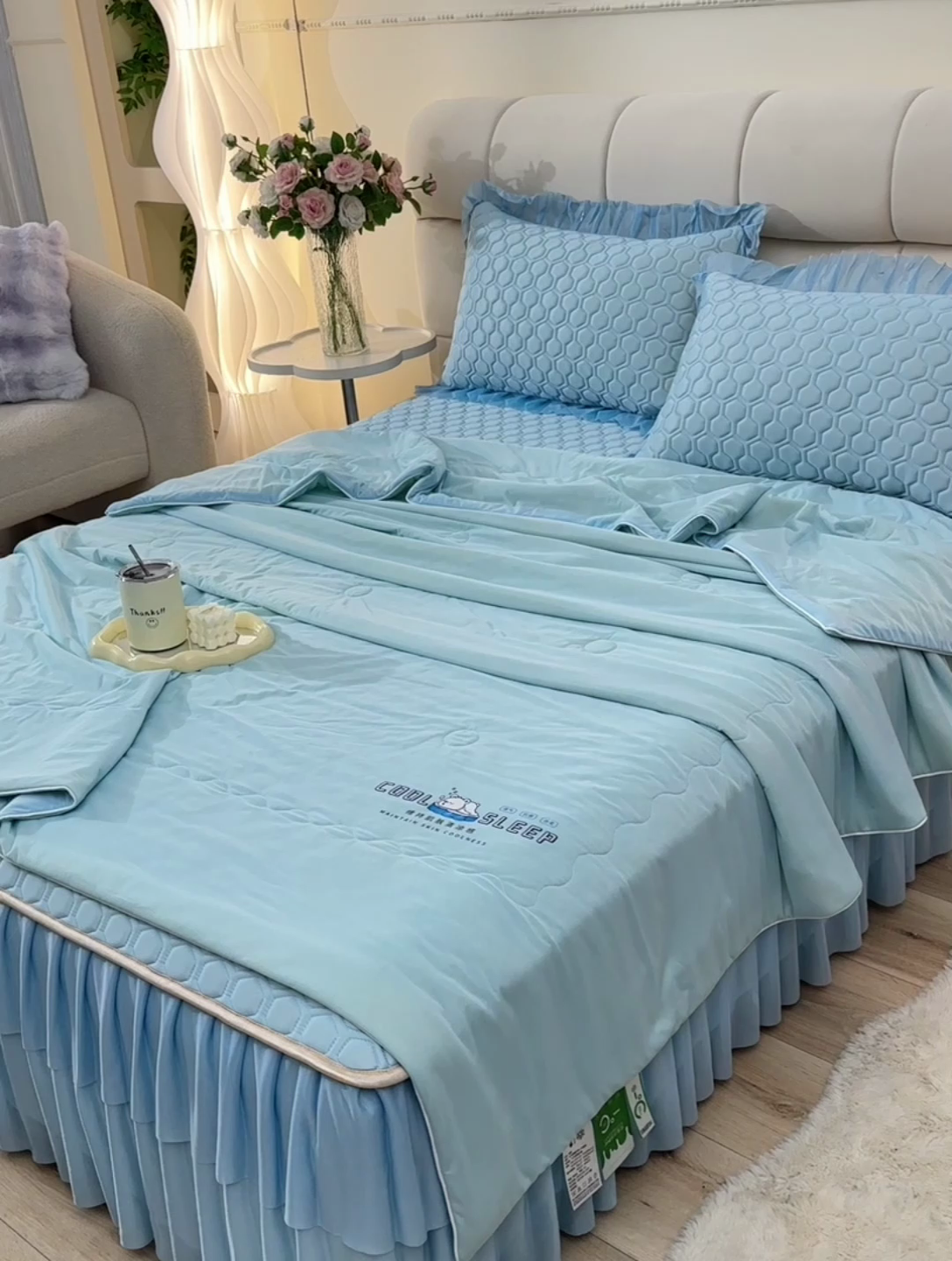 91家纺网 家纺一手货源 找家纺 畅畅家纺 2025新款夏季凉感丝足球花纯色凉席夏被四件套 足球花-天蓝