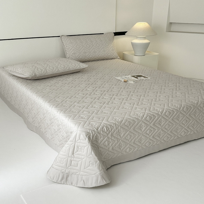 91家纺网 家纺一手货源 找家纺 云雀  2025新款舒适莱赛尔天丝夹棉床盖 菱格床盖-浅灰