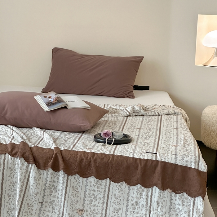 91家纺网 家纺一手货源 找家纺 觅糖  2025新款春夏款法式蕾丝针织大豆夏被 花伴