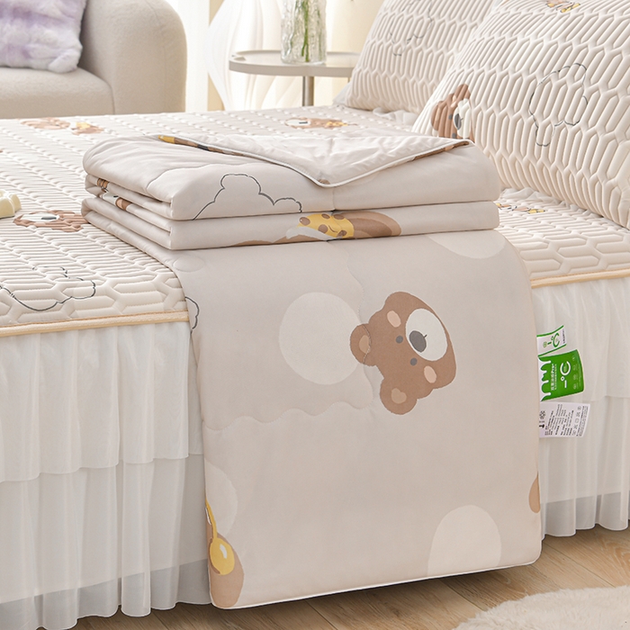 91家纺网 家纺一手货源 找家纺 畅畅家纺 2025新款夏季凉感丝印花足球花凉席夏被夏凉被空调被四件套 足球花-可爱小熊