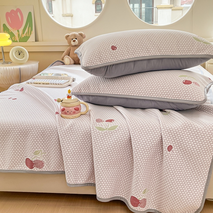 91家纺网 家纺一手货源 找家纺 芙绣 2025新款凉感丝提花学生凉席三件套 樱为有你