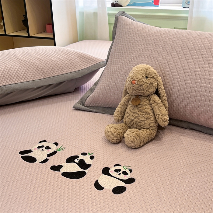 91家纺网 家纺一手货源 找家纺 启程家纺 2025春夏新款冰豆豆凉席刺绣款复合三明治三件套 熊猫-粉