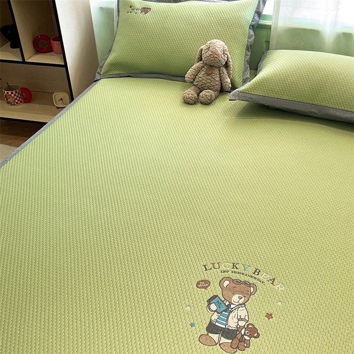 91家纺网 家纺一手货源 找家纺 启程家纺 2025春夏新款冰豆豆凉席刺绣款复合三明治三件套 熊仔宝贝-绿