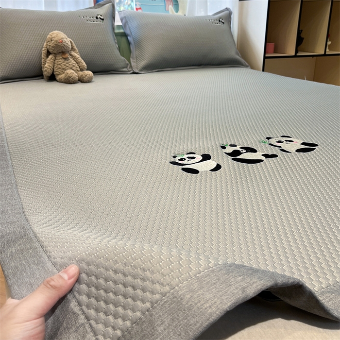 91家纺网 家纺一手货源 找家纺 启程家纺 2025春夏新款冰豆豆凉席刺绣款复合三明治三件套 熊猫-灰