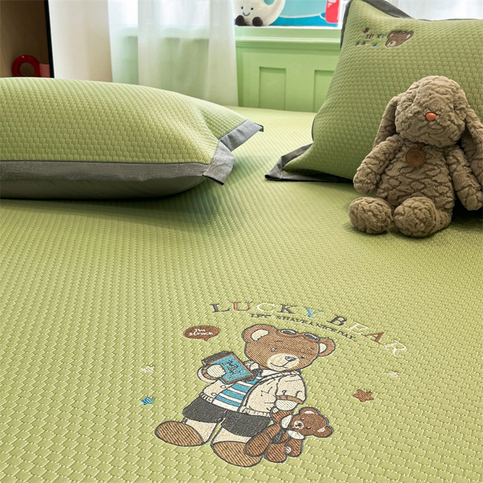 91家纺网 家纺一手货源 找家纺 启程家纺 2025春夏新款冰豆豆凉席刺绣款复合三明治三件套 熊仔宝贝-绿