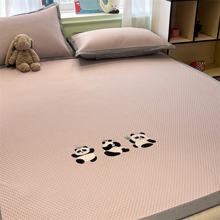 91家纺网 家纺一手货源 找家纺 启程家纺 2025春夏新款冰豆豆凉席刺绣款复合三明治三件套 熊猫-粉