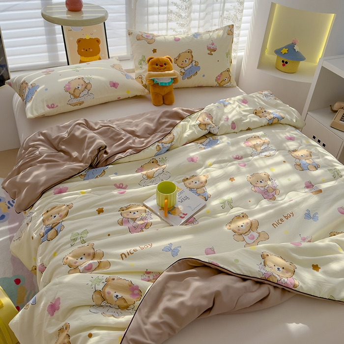 91家纺网 家纺一手货源 找家纺 美派工厂店2025新款水洗邹邹纱夏被 草莓粉熊