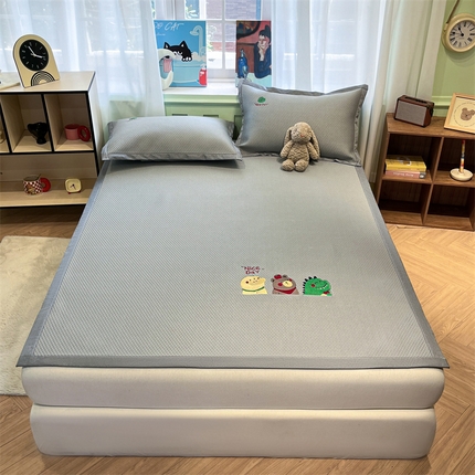 91家纺网 家纺一手货源 找家纺 启程家纺 2025春夏新款冰豆豆凉席刺绣款复合三明治三件套 好伙伴-灰