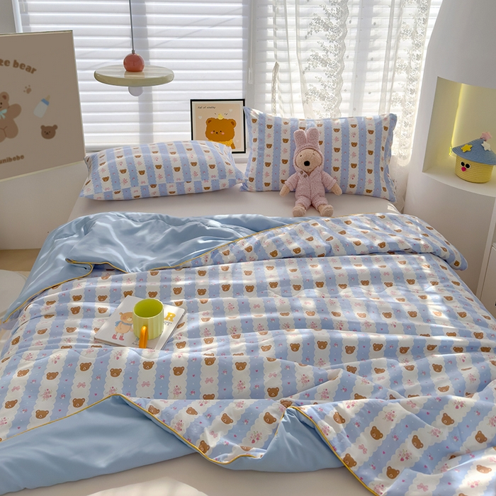 91家纺网 家纺一手货源 找家纺 美派工厂店2025新款水洗邹邹纱夏被 小熊拉钩-蓝