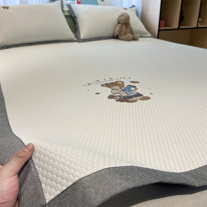 91家纺网 家纺一手货源 找家纺 启程家纺 2025春夏新款冰豆豆凉席刺绣款复合三明治三件套 熊仔宝贝-白