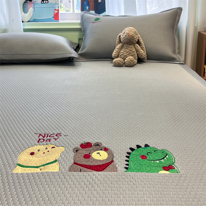 91家纺网 家纺一手货源 找家纺 启程家纺 2025春夏新款冰豆豆凉席刺绣款复合三明治三件套 好伙伴-灰