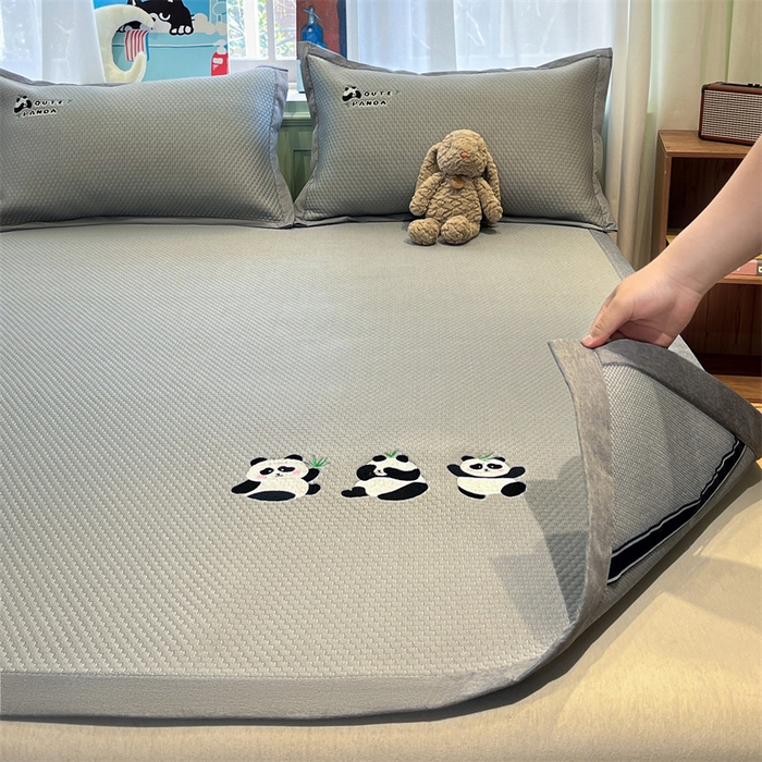 91家纺网 家纺一手货源 找家纺 启程家纺 2025春夏新款冰豆豆凉席刺绣款复合三明治三件套 熊猫-灰