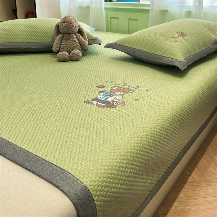 91家纺网 家纺一手货源 找家纺 启程家纺 2025春夏新款冰豆豆凉席刺绣款复合三明治三件套 熊仔宝贝-绿