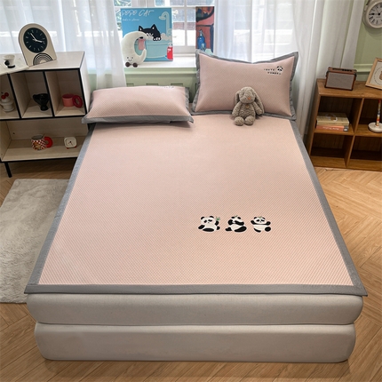 91家纺网 家纺一手货源 找家纺 启程家纺 2025春夏新款冰豆豆凉席刺绣款复合三明治三件套 熊猫-粉