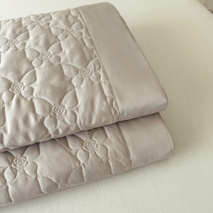 91家纺网 家纺一手货源 找家纺 金喜 2025新款高端100支全棉蚕丝床盖豆邦纤维蚕丝床盖三件套-蝶恋花系列 蝶恋花-雾粉