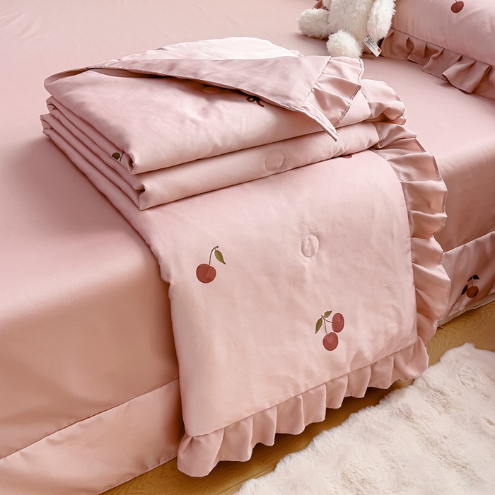 91家纺网 家纺一手货源 找家纺 找底底家纺 2025新款60S水洗天丝夏被夏凉被空调被床裙四件套 小樱桃