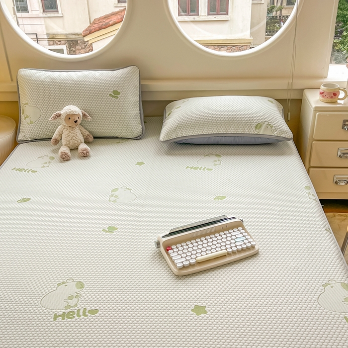 91家纺网 家纺一手货源 找家纺 芙绣 2025新款凉感丝提花学生凉席三件套 baby猪熊仔