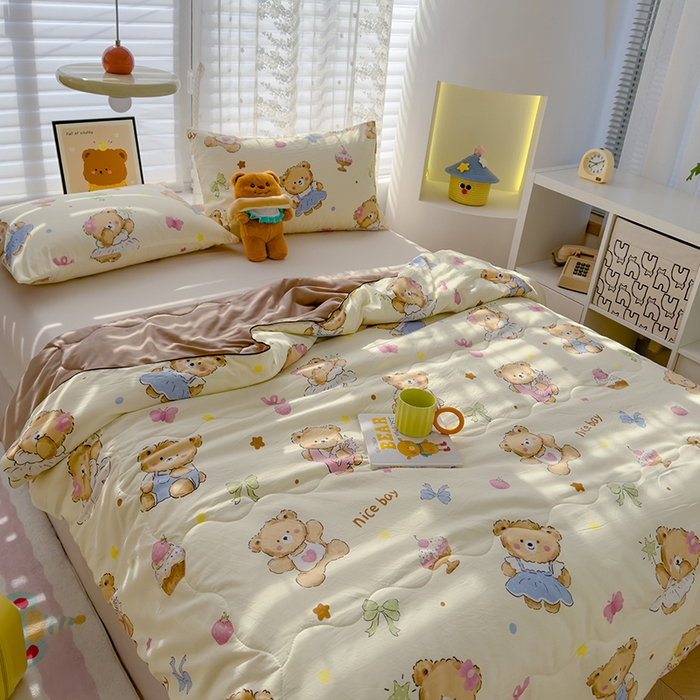 91家纺网 家纺一手货源 找家纺 美派工厂店2025新款水洗邹邹纱夏被 草莓粉熊