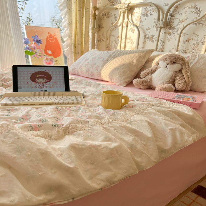 91家纺网 家纺一手货源 找家纺 盼季家纺 新款夏季夏天蕾丝花边大豆纤维被夏凉被床单四件套空调被 蕾丝花边夏被-花团