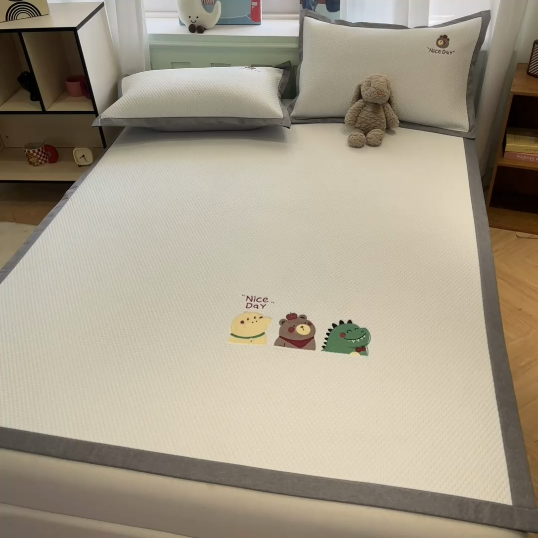 91家纺网 家纺一手货源 找家纺 启程家纺 2025春夏新款冰豆豆凉席刺绣款复合三明治三件套 好伙伴-白