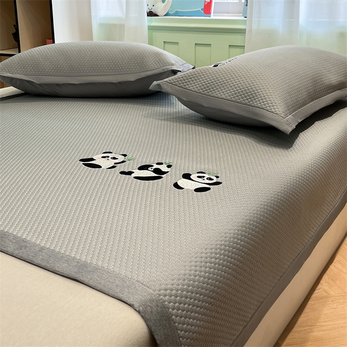 91家纺网 家纺一手货源 找家纺 启程家纺 2025春夏新款冰豆豆凉席刺绣款复合三明治三件套 熊猫-灰