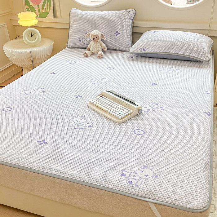 91家纺网 家纺一手货源 找家纺 芙绣 2025新款凉感丝提花学生凉席三件套 熊仔不凶