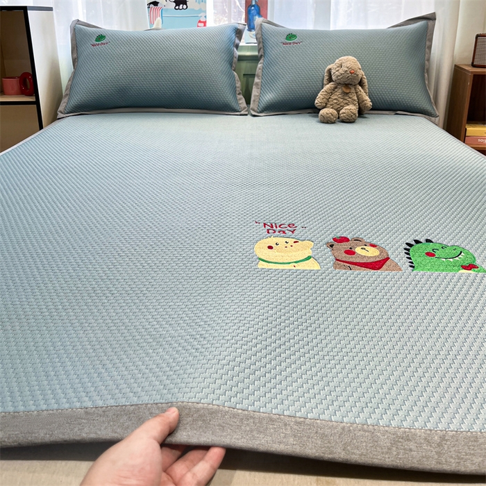 91家纺网 家纺一手货源 找家纺 启程家纺 2025春夏新款冰豆豆凉席刺绣款复合三明治三件套 好伙伴-蓝