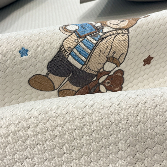 91家纺网 家纺一手货源 找家纺 启程家纺 2025春夏新款冰豆豆凉席刺绣款复合三明治三件套 熊仔宝贝-白