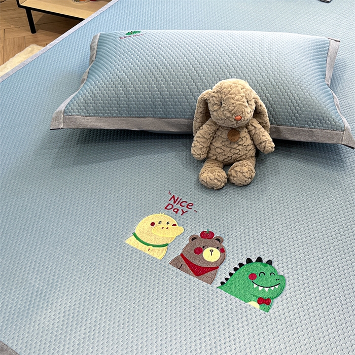 91家纺网 家纺一手货源 找家纺 （总）启程家纺 2025春夏新款冰豆豆凉席刺绣款复合三明治三件套