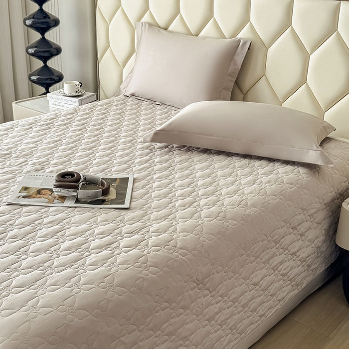 91家纺网 家纺一手货源 找家纺 金喜 2025新款高端100支全棉蚕丝床盖豆邦纤维蚕丝床盖三件套-蝶恋花系列 蝶恋花-雾粉