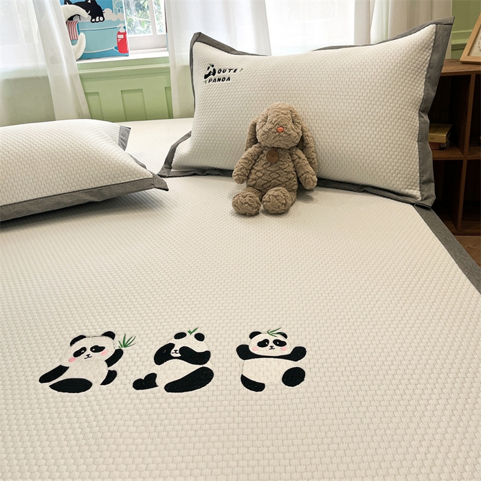 91家纺网 家纺一手货源 找家纺 启程家纺 2025春夏新款冰豆豆凉席刺绣款复合三明治三件套 熊猫-白