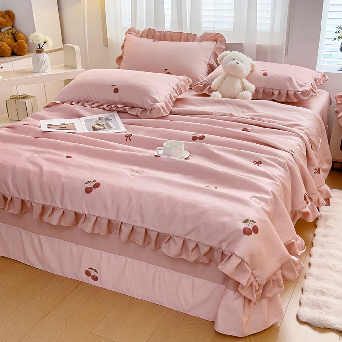 91家纺网 家纺一手货源 找家纺 找底底家纺 2025新款60S水洗天丝夏被夏凉被空调被床裙四件套 小樱桃