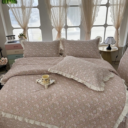 91家纺网 家纺一手货源 找家纺 （总）奈萝家纺 2025新款全棉13372花边床盖三件套四件套纯棉花边夏被春秋被,奥黛丽粉,奥黛丽灰,波点小兔,繁花米白,粉色草莓,格子草莓,格子雏菊,花海绿,花海米,花海玉,花海紫,花世界米,花束灰,灰色玫瑰,蜜芽,蔷薇花粉,人间烟雨