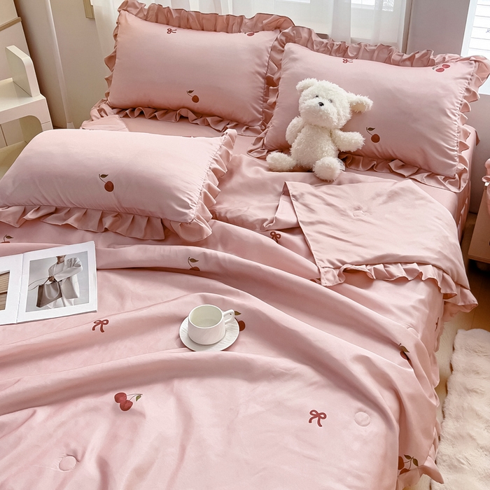 91家纺网 家纺一手货源 找家纺 找底底家纺 2025新款60S水洗天丝夏被夏凉被空调被床裙四件套 小樱桃