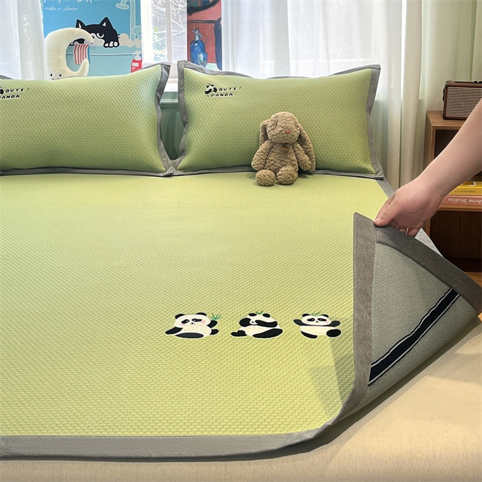 91家纺网 家纺一手货源 找家纺 启程家纺 2025春夏新款冰豆豆凉席刺绣款复合三明治三件套 熊猫-绿