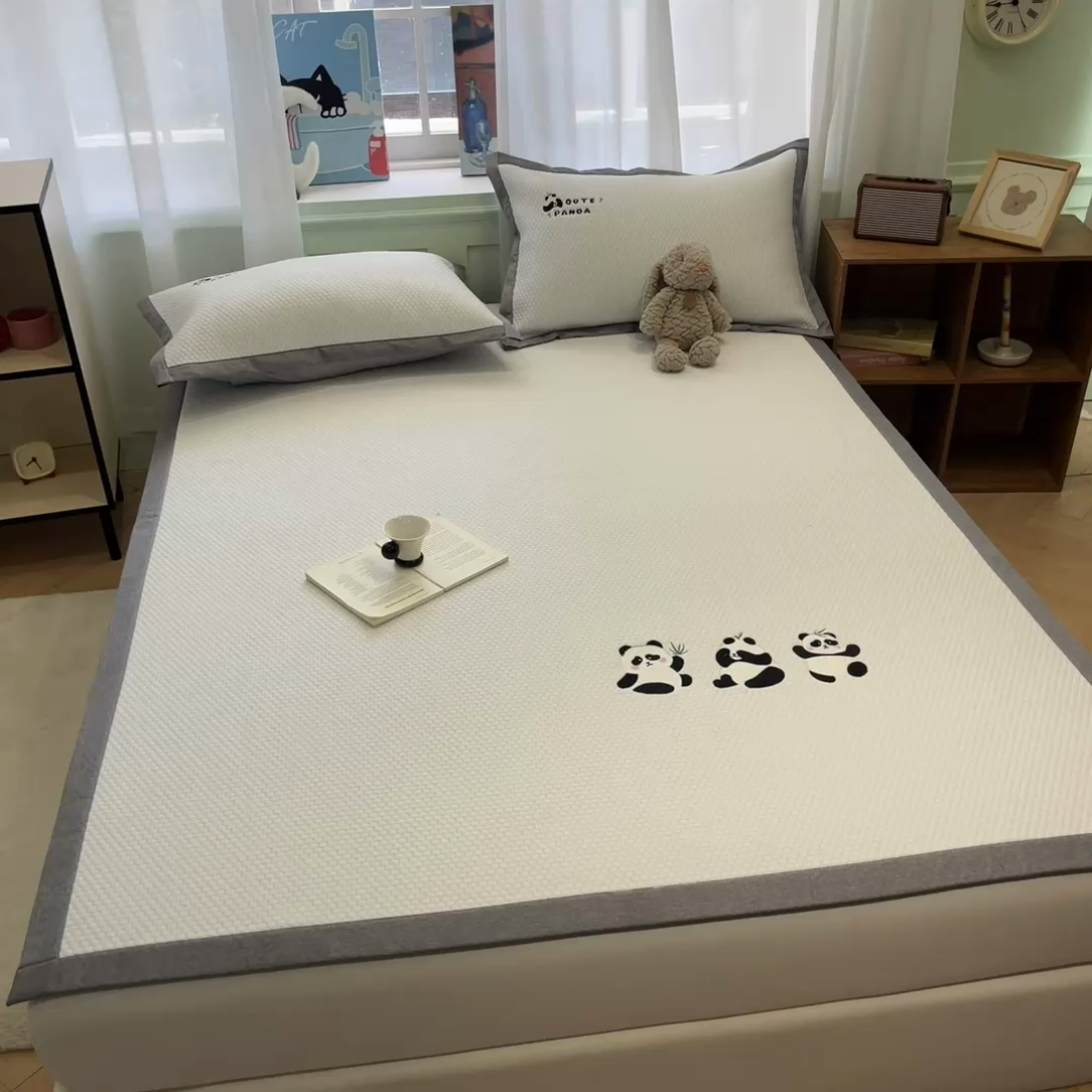 91家纺网 家纺一手货源 找家纺 启程家纺 2025春夏新款冰豆豆凉席刺绣款复合三明治三件套 熊猫-白