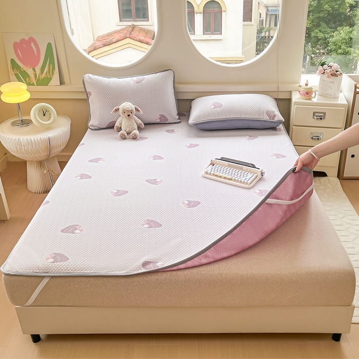 91家纺网 家纺一手货源 找家纺 芙绣 2025新款凉感丝提花学生凉席三件套 莓烦恼