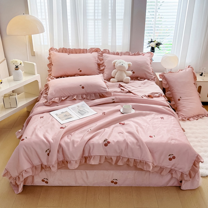 91家纺网 家纺一手货源 找家纺 找底底家纺 2025新款60S水洗天丝夏被夏凉被空调被床裙四件套 小樱桃