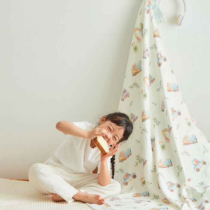 91家纺网 家纺一手货源 找家纺 嗨生活 2025年新品天竹系列A类竹纤维四层纱儿童盖毯 幼儿园夏被夏凉被空调被 动物车队