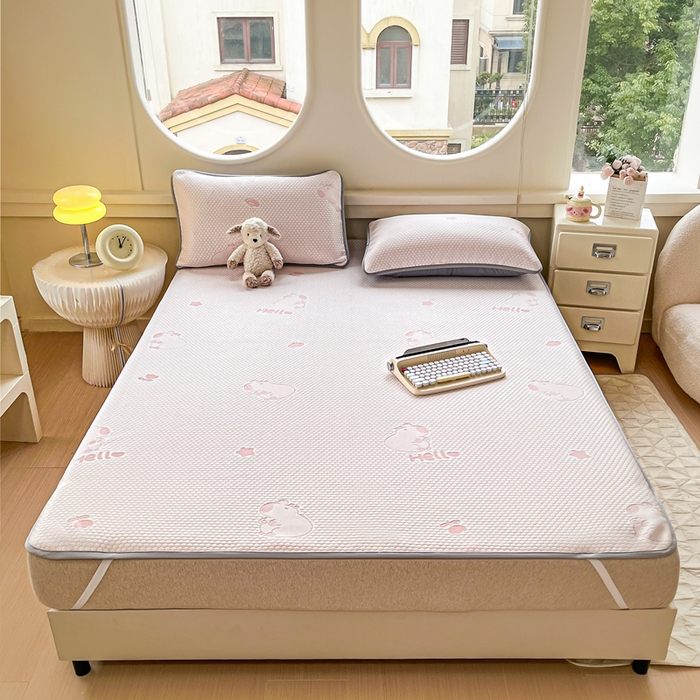 91家纺网 家纺一手货源 找家纺 芙绣 2025新款凉感丝提花学生凉席三件套 福猪猪