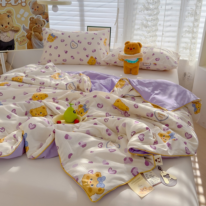 91家纺网 家纺一手货源 找家纺 美派工厂店2025新款水洗邹邹纱夏被 甜甜黄油熊