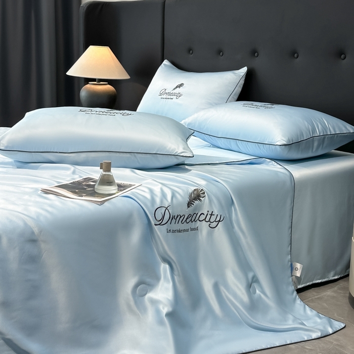 91家纺网 家纺一手货源 找家纺 牛牛家纺 2025新款水洗真丝刺绣夏被夏凉被空调被四件套 梦羽-天空蓝