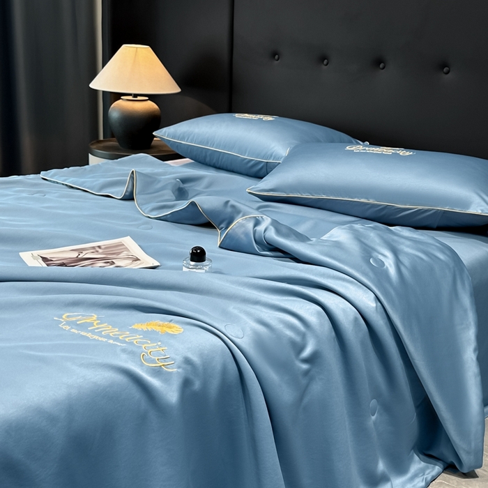 91家纺网 家纺一手货源 找家纺 牛牛家纺 2025新款水洗真丝刺绣夏被夏凉被空调被四件套 梦羽-宾利蓝