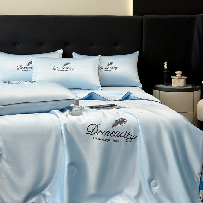 91家纺网 家纺一手货源 找家纺 牛牛家纺 2025新款水洗真丝刺绣夏被夏凉被空调被四件套 梦羽-天空蓝