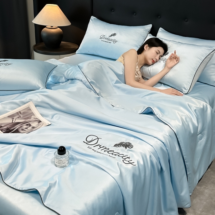 91家纺网 家纺一手货源 找家纺 牛牛家纺 2025新款水洗真丝刺绣夏被夏凉被空调被四件套 梦羽-天空蓝