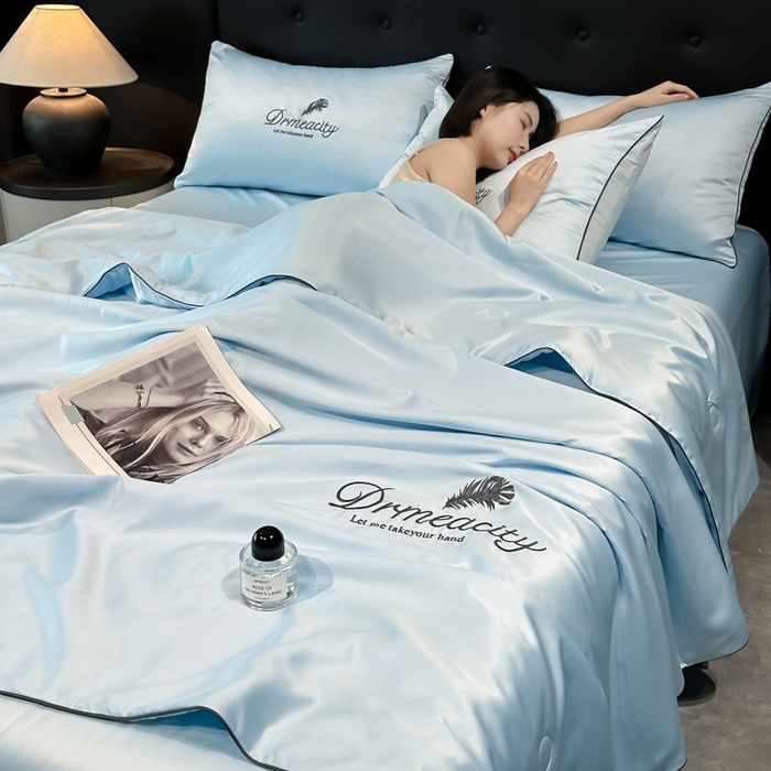 91家纺网 家纺一手货源 找家纺 牛牛家纺 2025新款水洗真丝刺绣夏被夏凉被空调被四件套 梦羽-天空蓝