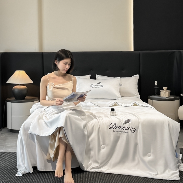 91家纺网 家纺一手货源 找家纺 牛牛家纺 2025新款水洗真丝刺绣夏被夏凉被空调被四件套 梦羽-本白