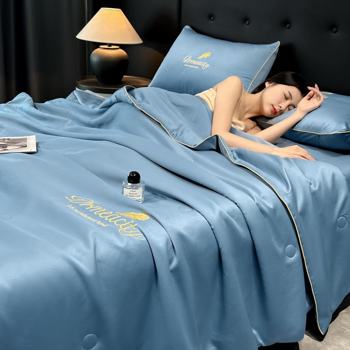 91家纺网 家纺一手货源 找家纺 牛牛家纺 2025新款水洗真丝刺绣夏被夏凉被空调被四件套 梦羽-宾利蓝