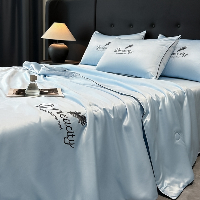 91家纺网 家纺一手货源 找家纺 牛牛家纺 2025新款水洗真丝刺绣夏被夏凉被空调被四件套 梦羽-天空蓝